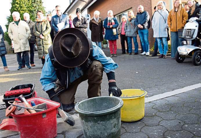 An drei Stationen ließ der Künstler und Stolperstein-Erfinder Gunter Demnig die kleinen Messingwürfel in den Boden ein.