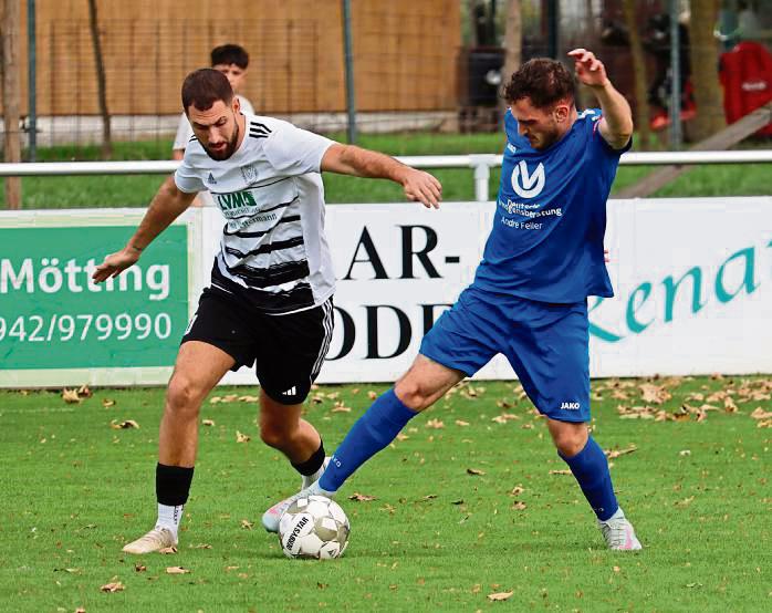 Die Mannschaft vom SC Internazionale (blaue Trikots) muss das 0:6 in Langeneicke verarbeiten, während die Arminia (in Weiß) vor Selbstvertrauen strotzt. Foto: Uwe Feichtinger