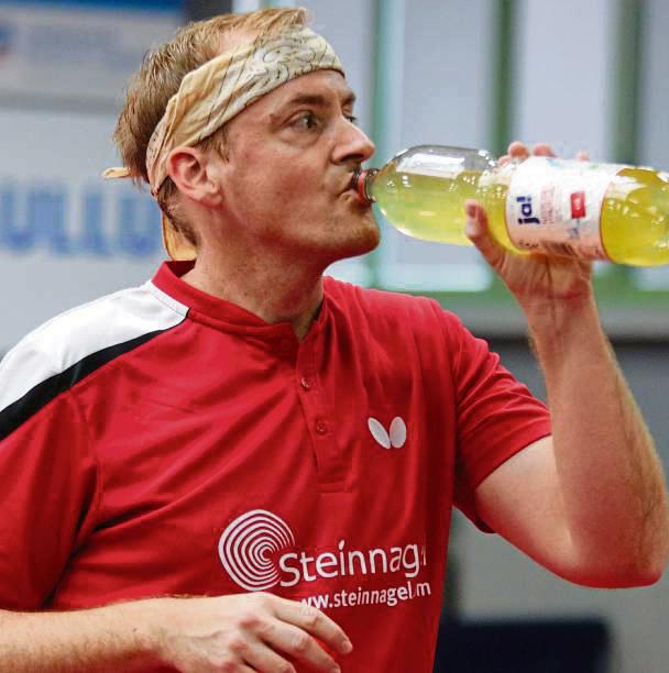 Prost! Tobias Korff machte mit seinem zweiten Einzelerfolg den 9:1-Kantersieg des TV Geseke im Auswärtsspiel beim TuS Brake perfekt. Foto: Wiegand