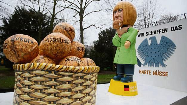 Harte Nüsse: Nach Angela Merkels „Wir schaffen das“-Äußerung nahmen im Folgejahr auch die Karnevalisten das Motto auf. Foto: Oliver Berg (dpa)