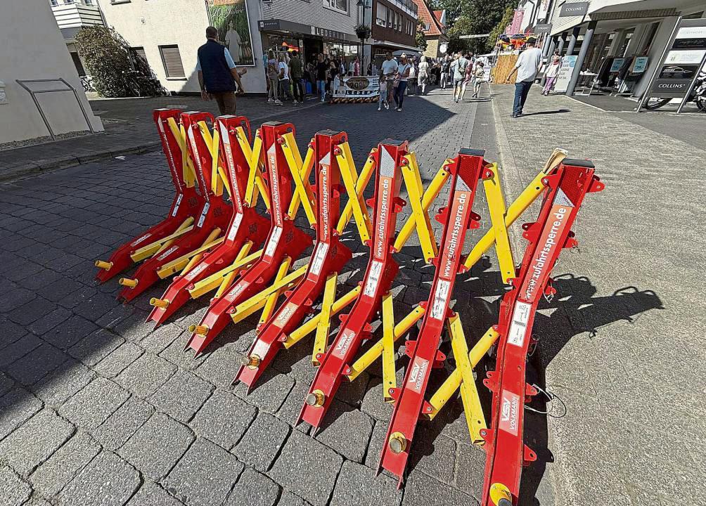 Diese mobilen Sperren, die an aneinandergereihte Andreaskreuze erinnern, kamen am Wochenende bei der Veranstaltung Verler Leben zum Einsatz. Etwas ähnliches könnte sich auch die Gemeinde Anröchte für die Zukunft anschaffen. Foto: Marcel Mund