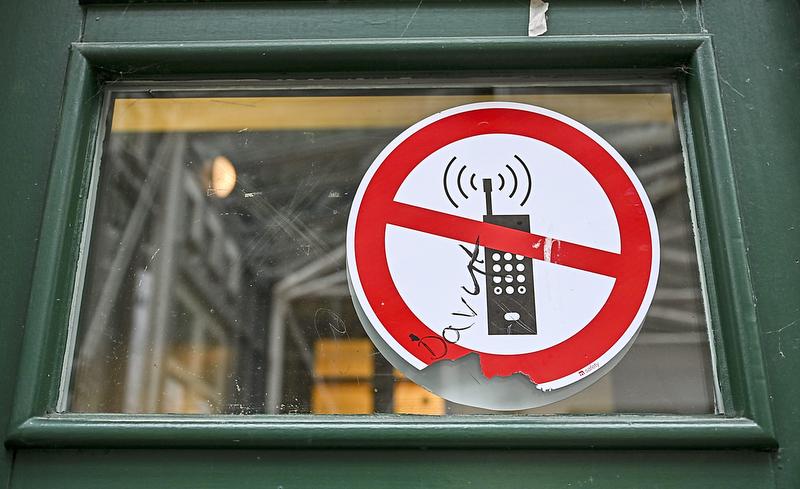 In manchen Schulen sind Handys komplett verboten. Am Antonianum in Geseke gibt es nur ein gestaffeltes Verbot. Symbolfoto: dpa 