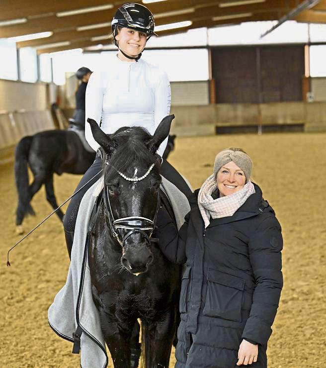 Dressurreiterin und Mannschafts-Europameisterin Katharina Hemmer (r.) leitete am Wochenende einen exklusiven Lehrgang in ihrer Heimatstadt Erwitte. Foto: Julia Marx