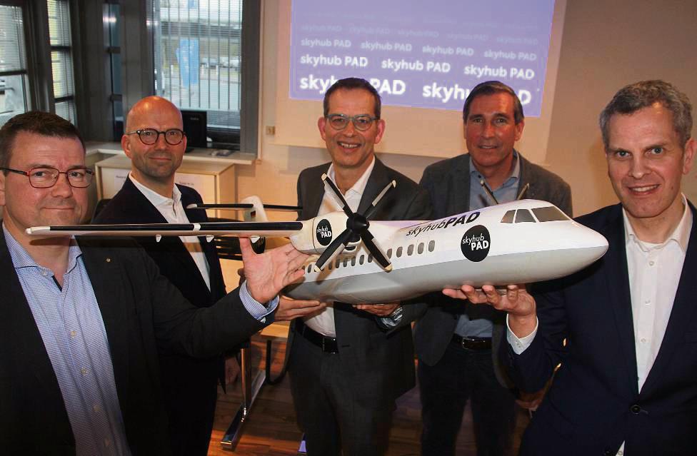 Stellten die Pläne der neuen Gesellschaft Skyhub PAD am Donnerstag vor: (v.l.) Joachim Krüger (Luxaviation), Maurice Eschweiler (DMG Mori), Christoph Plass (Unity AG), Andreas Schmidt (Sam-Base) und Thilo Pahl (Bette). Foto: Schwade