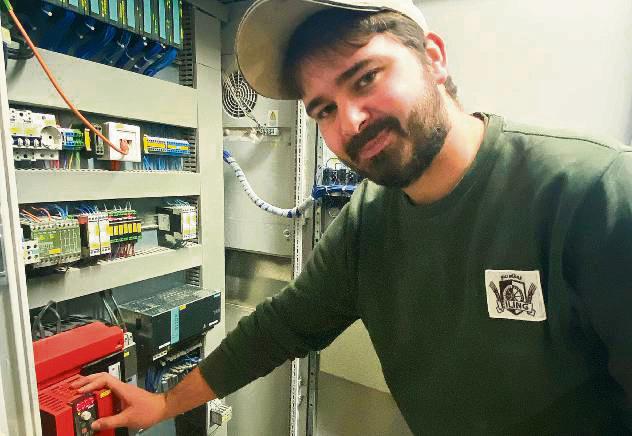 Der angehende Verfahrenstechnologe Lukas Stute optimierte bei der Bio-Mühle Eiling in Sichtigvor die Pneumatik.
