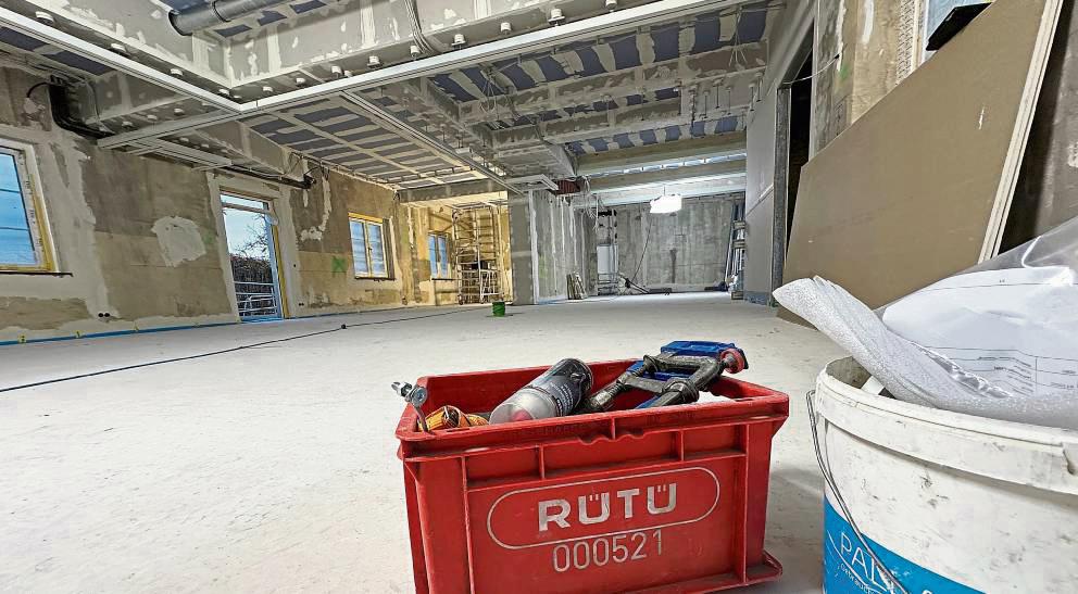 Staub, Schweiß und Zusammenhalt: Bökenförde baut an seinem neuen Dorfzentrum. Das Erdgeschoss der Alten Schule ist kaum wiederzuerkennen. Fotos: Carolin Cegelski