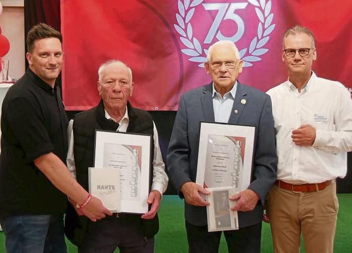 Gründungsmitglieder des Mastholter Sportvereins Rot-Weiß: Marc Buntrock (links, 2. Vorsitzender) und Dietmar Wieck-Grauthoff (rechts, 1. Vorsitzender) ehrten Klaus Milotzki (2.v.l.) und Anton Grauthoff (2.v.r.) für 75-jährige Mitgliedschaft. Es fehlt Werner Schulte.