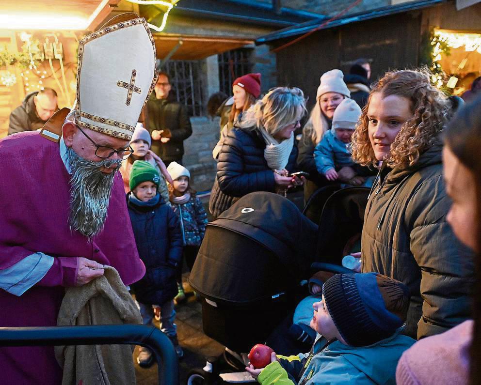 Der Nikolaus schaut an beiden Tagen des Weihnachtsmarktes vorbei und bringt Süßigkeiten für Kinder mit. Archivfoto