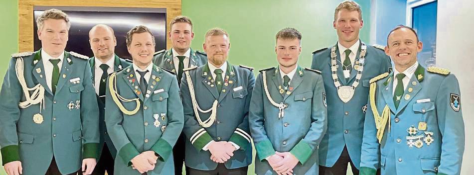 Die Neugewählten des Vorstands und der amtierende Schützenkönig (v.l.): Stefan Steimann, Franz Koch, Manuel Köhler, Klemens Koch, Ingo Steimann, Dean Bisset, Laurenz Hansbuer und Martin Köhler. Foto: Bußmann