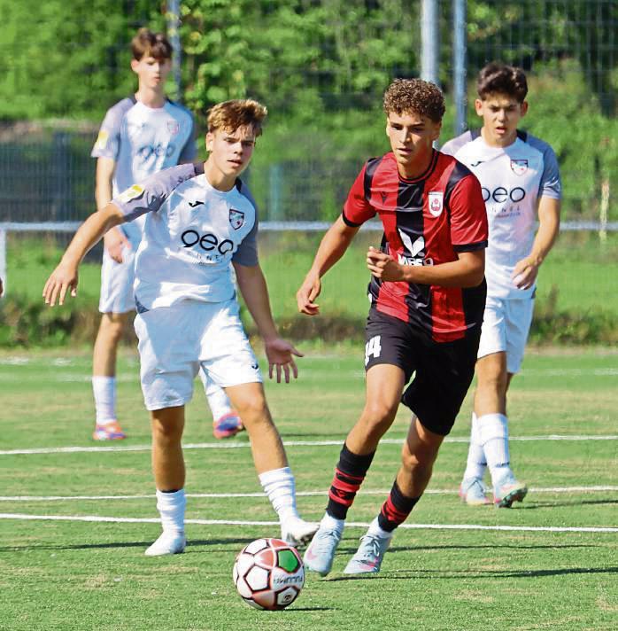 Gleich durchstarten wollen die A-Junioren des SV Lippstadt (in Schwarz-Rot), die zum Saisonauftakt in der Westfalenliga den SC Verl erwarten. Foto: Uwe Feichtinger