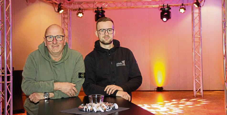 Für Silvester gewappnet: Markus (l.) und Silas Köster freuen sich auf die Sause. Foto: Löseke
