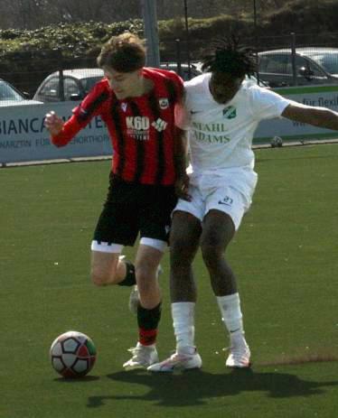 Die A-Junioren des SV Lippstadt (in Schwarz-Rot) hoffen auf den nächsten Sieg im Titelrennen. Foto: Dannhausen
