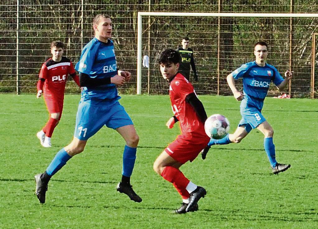 Mit 2:4 mussten sich die AII-Junioren des TuS Lipperode (in Blau) den Gästen aus Soest geschlagen geben. Die Birkenbruch-Kicker sind damit weiter sieglos. Foto: Dannhausen