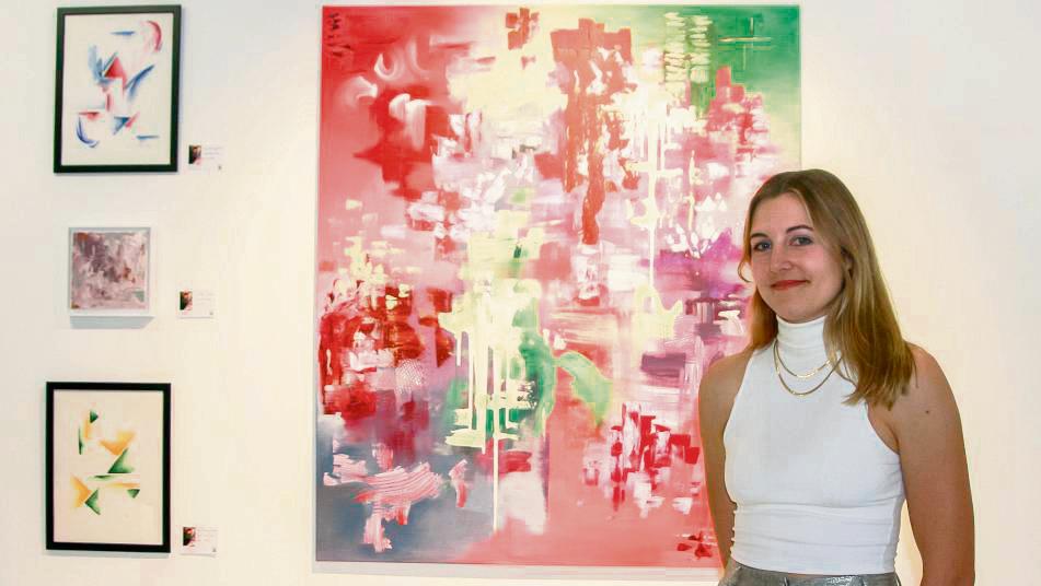 Justine Hesse möchte mit ihren Bildern Freude machen. So trägt das Bild hinter ihr den passenden Titel „Joy“. Zu sehen sind ihre Arbeiten in der Popup-Galerie. Foto: Wissing