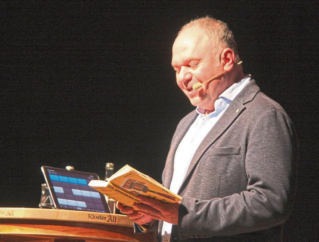 Immer wieder liest der Komiker aus seinem Tagebuch, in dem er seine ersten Erlebnisse in Deutschland ausgesprochen amüsant beschreibt. Foto: Wissing