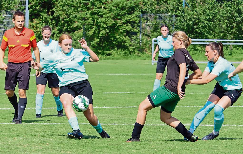 3:2-Pausenführung, 3:4- und 4:5-Rückstand, dann die Partie aber noch gedreht: Die Fußballerinnen von Germania Stirpe (in Türkis) gewannen ein wildes Spiel mit 7:5. Foto: Feichtinger