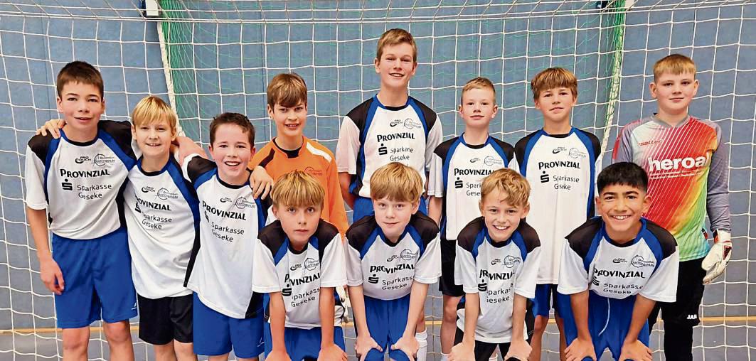 Freuen sich über die großartige Leistung und den Sieg beim DFB-Vergleichsturnier in Lippetal-Herzfeld (h.v.l.): Elias Kruse, Jano van der Velden, Mats Dirksmeier, Philipp Sprink, Piet Dreier, Jonas Pusch, Konrad Sure, Henry Kellner; (v.v.l.): Elyas Harnacke, Maximilian Böddeker, Jonah Marquardt und Muhammed Tufan vom Antonianum Geseke.