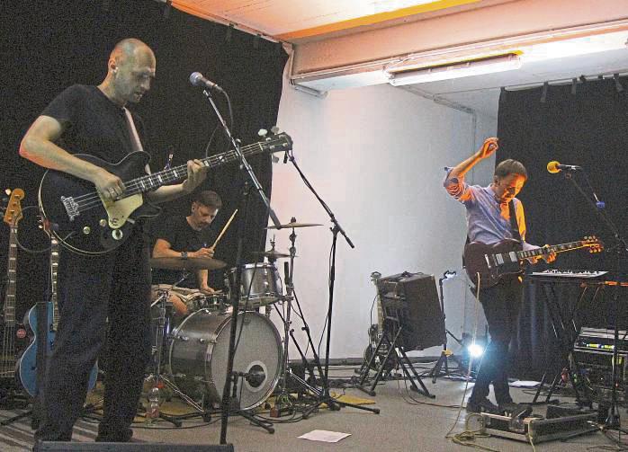 So laut war es im Kulturraum Synagoge noch nie: Trupa Trupa spielte Psychedelic Post-Punk. Fotos: Löseke