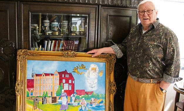 Werner Freise präsentiert das Bild von James Law, das dieser passend zu seinem „650 Jahre Geseker Hospital“-Buch gemalt hat. Foto: Mintert