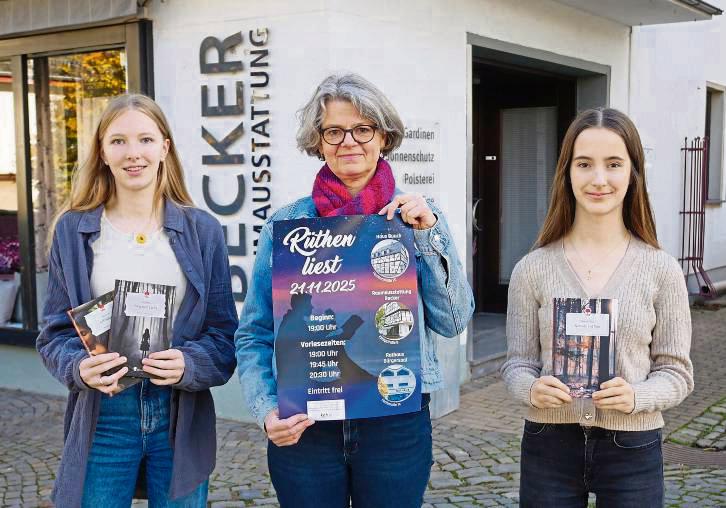 Beim Vorleseabend „Rüthen liest“ sind auch wieder die beiden Schülerinnen Ida Jacobs (l.) und Rebecca Kleine (r.) dabei und lesen aus ihren selbst geschriebenen Büchern. Organisatorin Ute Rikus freut sich über das Engagement. Foto: Sarah Bsdurek
