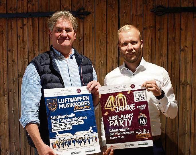 Aller guten Dinge sind zwei: Eckhard Gerling und Thomas Sellmann machen Werbung für die beiden Jubiläumsveranstaltungen des Blasorchesters. Foto: Soraya Dietz
