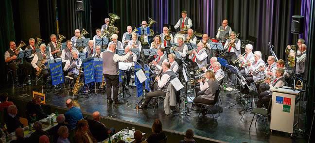 Das Seniorenorchester Soest brachte beim Kaffeekonzert Stücke aus verschiedenen Musikrichtungen auf die Bühne.