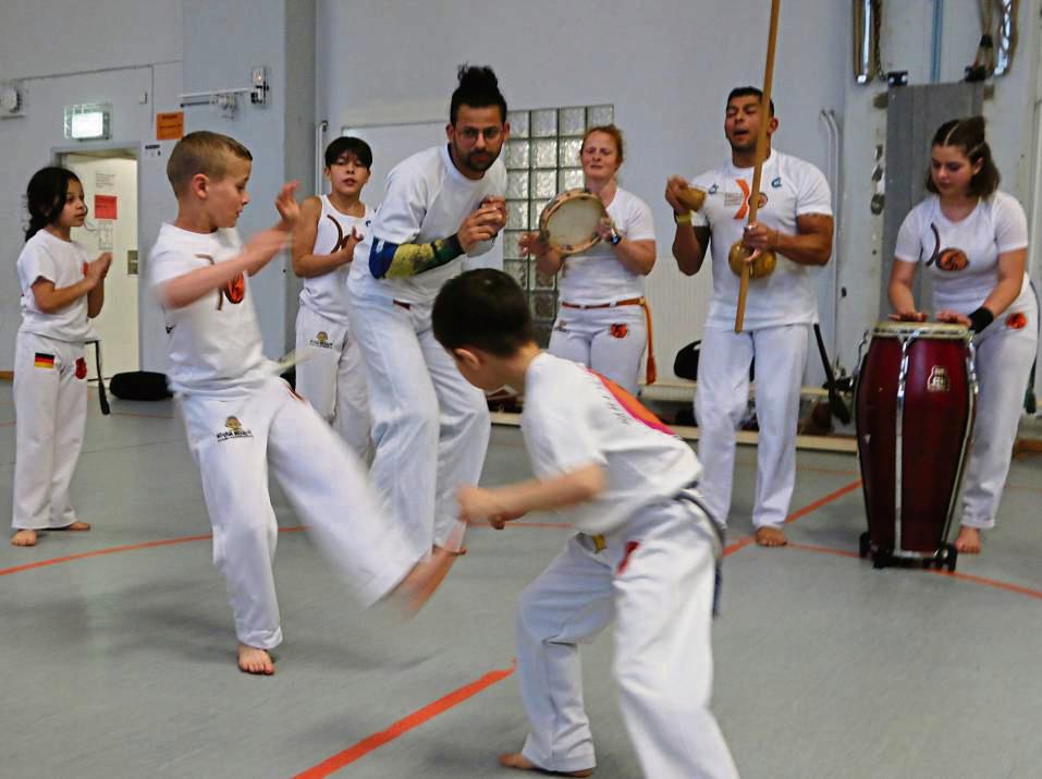 Spielerischer Zweikampf in einer Roda zu rhythmischer Musik, das ist Capoeira. Fotos: Risse