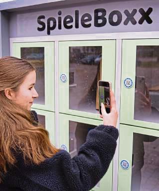 Klappe auf, los geht’s: In der neuen Spielebox kann man Bälle und mehr ausleihen.