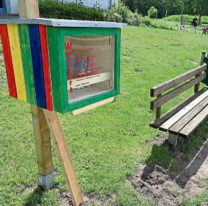 Gemütlich auf die Bank setzen und lesen (oder vorlesen lassen) können Kinder an vier WortOrten in Lippstadt.