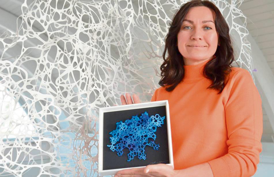 Oksana Bergen mit zwei Arbeiten zum Thema „Herzknochen“. Foto: Gröbing