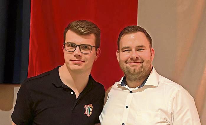 Der scheidende JSV-Vorsitzende Dominik Groove (r.) gratulierte seinem Nachfolger Lukas Kohlenberg.