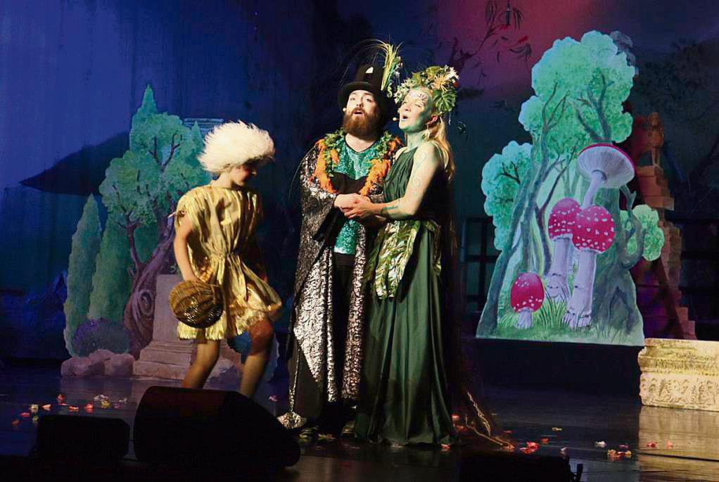 Elfenkönigin Titania (Julia Warnecke) und König Oberon (Florian Fendrych) haben sich oft in den Haaren, sind aber eigentlich ein Herz und eine Seele.