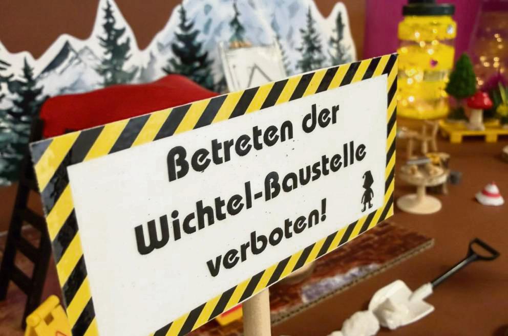Mit einer Wichtel-Baustelle in einer Vitrine fing alles an: Tag für Tag konnten die Schüler die beiden Wichtel beobachten, wie sie über Nacht ihre Haus fertigstellten.