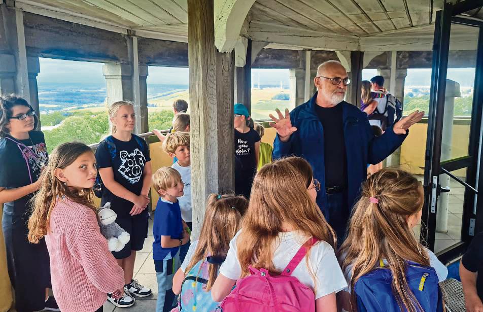 Bei einer Stadtführung für Kinder nimmt Theo Fromme die kleinen Teilnehmer in den Sommerferien unter anderem mit auf den Rüthener Wasserturm.