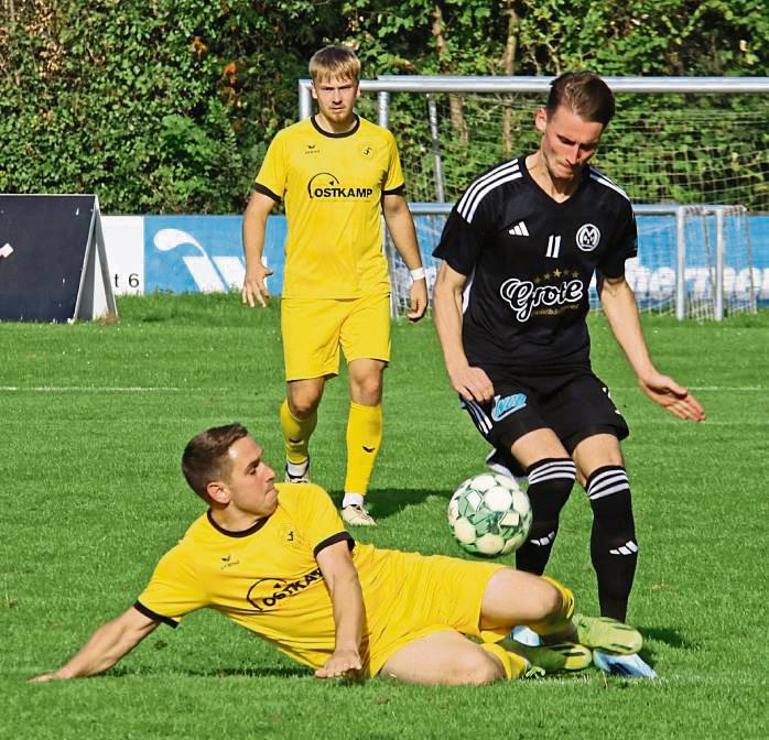 Dem Favoriten aus Menden einen großen Kampf lieferten Dustin Becker (am Boden) und der SuS Bad Westernkotten. Das 0:1 war aus Sicht der Gastgeber extrem bitter. Foto: Heinke