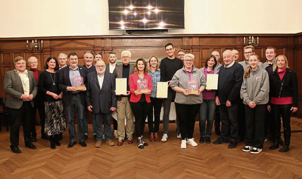 Viele glückliche Gesichter: Am Deinstag wurden der Verein Lippstadt hilft, das Metzgeramt sowie der Posaunenchor der evangelischen Kirchengemeinde ausgezeichnet. Foto: Puls