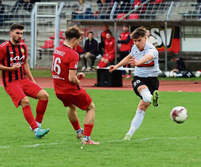 Louis Neugebauer (r.) ist aktuell gut in Schuss und hat seinen Vertrag beim SV Lippstadt vorzeitig um ein weiteres Jahr verlängert. Foto: Lütkehaus