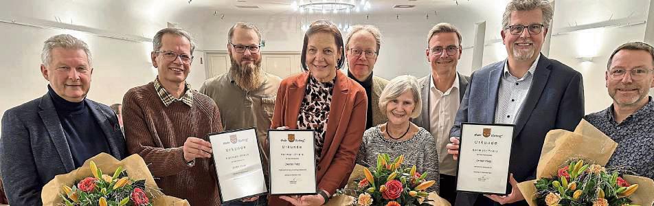 Bürgermeister Andreas Sunder (3.v.r.) zeichnete aus (v.l.): Wolfgang Stroop und Günter Höppner (Heimatverein Rietberg), Arndt Heinz, Christiane Schneiders, Ludger Funke, Anna Kibelka (Dorf-Funk-App Westerwiehe), Alexander Hagemeier und Josef Derenthal (Heimatverein Mastholte).