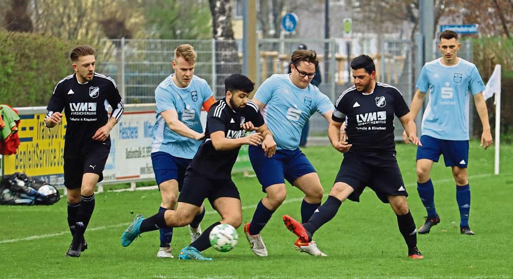 Das Verbandssportgericht hob nun die vorangegangenen Urteile des Kreis- und Bezirkssportgerichts auf, nach denen die Reserve aus Rixbeck/Dedinghausen (helle Trikots) in die D-Liga absteigen musste. Aber der Verein hatte mit seinem Einspruch Erfolg und damit bleibt die Mannschaft C-Ligist. Foto: Feichtinger