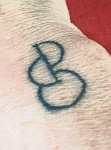 Hilft, Leben zu retten: das Tattoo von Barbara Luerweg (74).