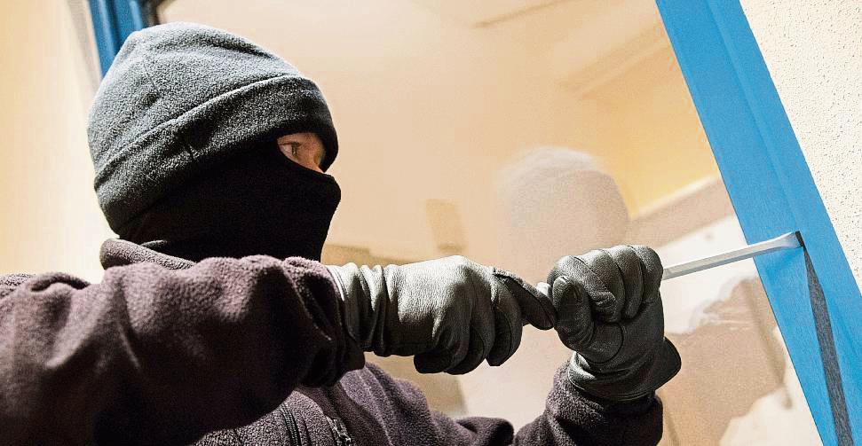 Mit dem Brecheisen zur Luxusmähne – hier schlägt der Extensions-Dieb zu; in dieser Szene natürlich nur symbolisch. Foto: dpa