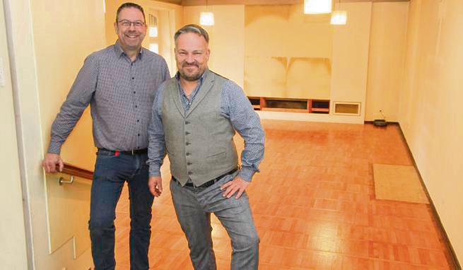 Die Paderborner Theaterproduzenten Frank Sitter und Oliver Meier wollen das ehemalige evangelische Gemeindezentrum in Wewelsburg für Theater- und Musicalproben, Festspiele und Autorenlesungen nutzen. Foto: Johannes Büttner