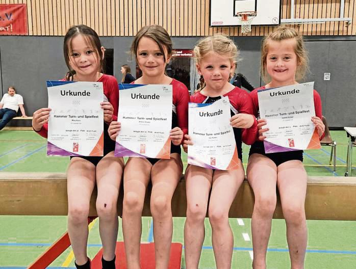 Debüt gelungen: Mira Kern, Amira Chaibi, Ida Rettler und Isabell Huber (v.l.) vom SC Lippstadt präsentieren stolz ihre Urkunden.