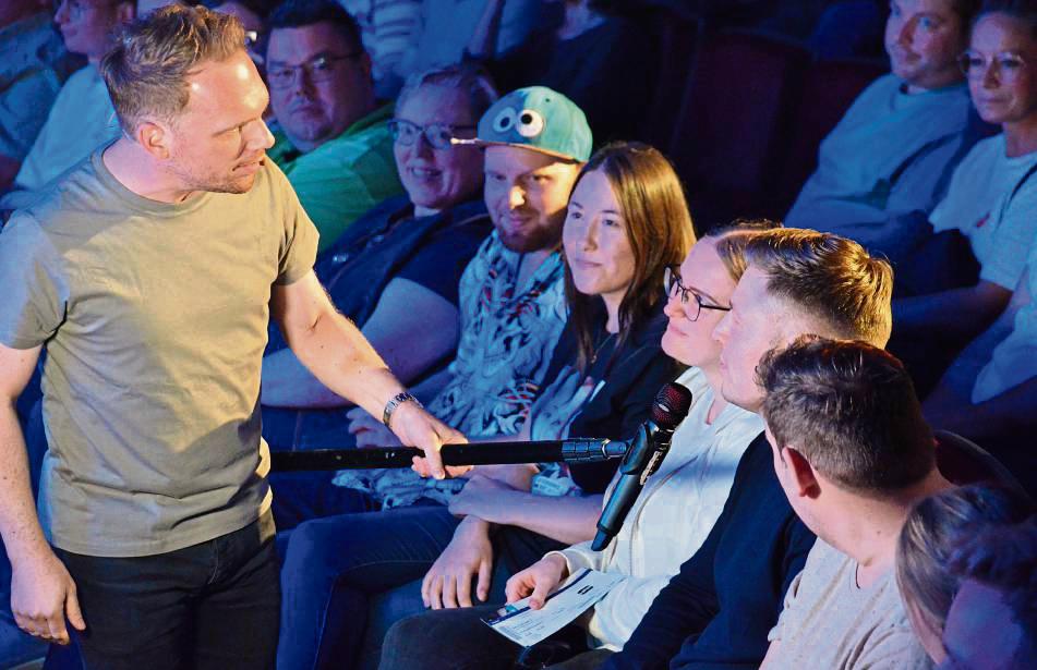 Ralf Schmitz interviewt Vanessa und Waldemar, die sich wenig später auf der Bühne des Lippstädter Stadttheaters wiederfinden. Foto: Gröbing