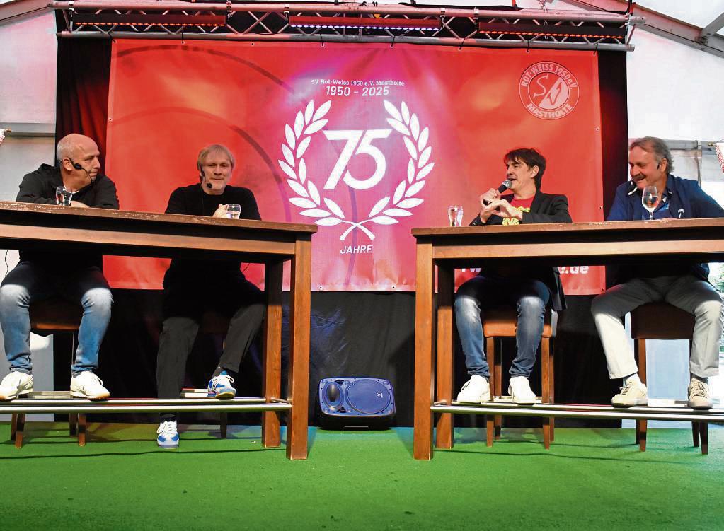 Ein redseliger Abend in Mastholte: Zum Auftakt des 75-jährigen RWM-Jubiläums gab die Prominenz aus Sport und Unterhaltung Vollgas (v.l.): Mario Basler, Ansgar Brinkmann, Matze Knop und Peter Neururer sorgten für manchen Lacher im Publikum. Fotos: Giannakis