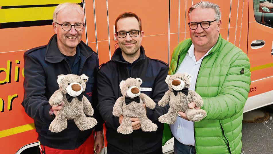 Achtung, Achtung, Flausch-Alarm! Hans-Peter Trilling, ärztlicher Leiter des Rettungsdienstes, Ralf Paul, Abteilungsleiter des Rettungsdienstes, und Tim Neumann (von links), Vorsitzender des Fördervereins der Pädiatrie im Klinikum Soest, präsentieren den neuen Rettungsteddy „RettBär“, der künftig Kinder in Notlagen trösten soll. Foto: Keller/Kreis Soest