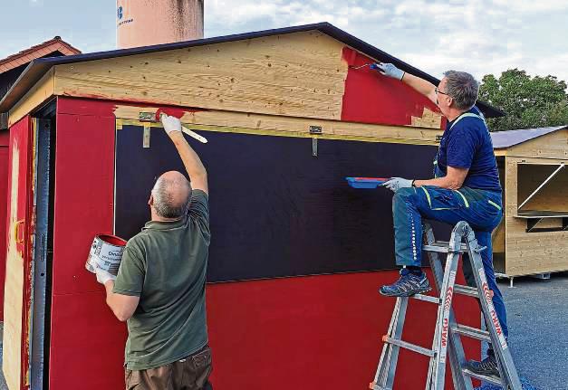 Falunrot oder auch Schwedenrot nennt sich die Farbe, die die Hütten künftig schön aussehen lässt. Foto: Jonas Goddek