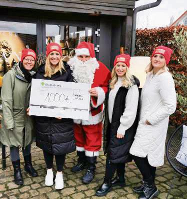 Die Erlöse eines Adventsabends erhielt der Roller-Weihnachtsmann für den Hospizdienst.