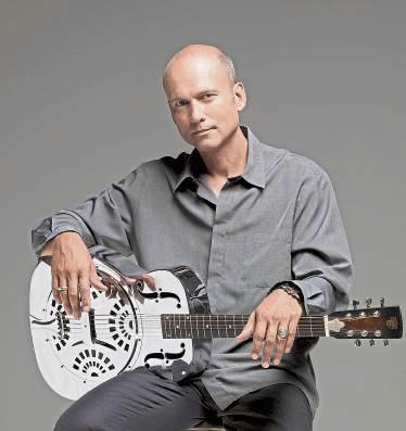Oliver Steller spricht und singt Balladen.