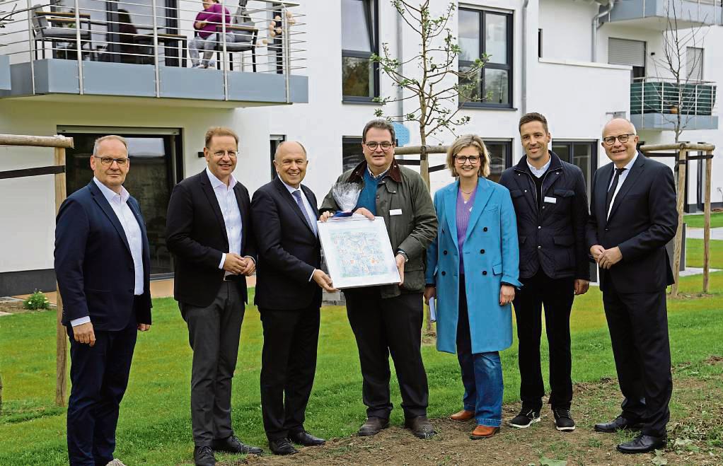 Freuen sich über die Realisierung des Projekts „Pohlmeyer Hof“ (v.l.): Matthias Schmidt (Caritas Wohnen), Bürgermeister Ulrich Berger, Landrat Christoph Rüther, Michael Gubitz, Kathrin Gubitz-Berg, Tobias Berg (DGS-Stiftung) und MdL Bernhard Hoppe-Biermeyer.